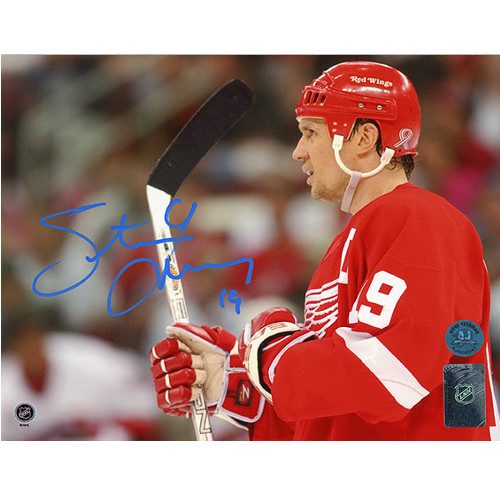 Steve Yzerman Signed Picture 8x10 Detroit Red Wings Horizontal Close-Up