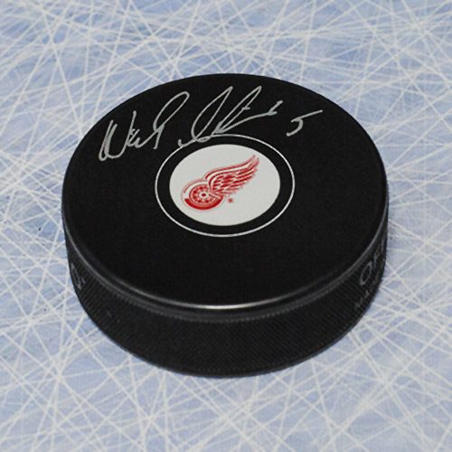 Nicklas Lidstrom Signed Puck-Detroit Red Wings Hockey Puck